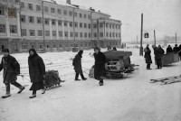 1942. Жители Тулы возвращаются домой. Позади - здание 20 школы. Фото - Аркадий Шайхет.