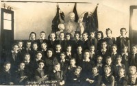 1948. 4-а класс 1 школы в Заречье. Учитель Таиса Ивановна. Из архива Т.А. Черновой.