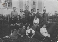 Вторая половина 40-х коммунисты у здания 51 школы в Криволучье. На заднем плане видна вышка лагеря для военнопленных немцев. Из архива Владимира Елистратова.