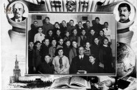 Выпускное фото 1940-41 года старой 20 школы (находилась в совр. здании Красноармейский пр., 5). Из архива Виталия Кузнецова.