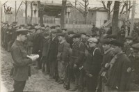 1942 Май. Лейтенант Щербаков зачитывает клятву партизана. Фото из альбома В.Н. Суходольского.