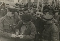 1942 Май. Тула. Комиссар партизанского отряда подписывается в принятии клятвы. Фото из альбома В.Н. Суходольского.