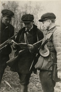 Командиры партизанского отряда «Шторм» изучают карту местности. Фото из альбома В.Н. Суходольского.