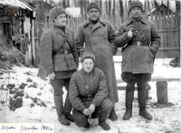 В центре: полковник Маврин А.А., справа: Чвыков И.Ф. Фотография сделана в декабре 1941 года в г. Тула. Из фондов тульского краеведческого музея.