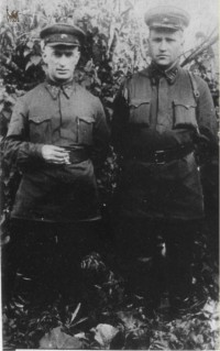 Командующий артиллерией 50 армии генерал-майор К.Н.Лесилидзе, справа предп. подполковник Малкин А.А.