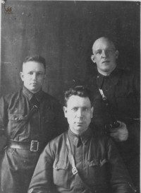 Сидит майор И.Я.Кравченко, стоят - справа нач ПФС воентехник Шкунаев М.И., слева старший политрук Исаев И.П.