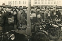 Около 1948 года. Старт мотопробега Тула-Сталиногорск на пл. Челюскинцев
