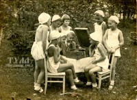 1942 год. Предположительно Тула Дети слушают патефон.