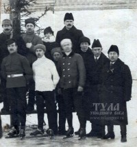 Около 1917 года #Тула Туляки на катке. Крайний слева - Фёдор Григорьевич Ворогушин. Девушка в центре - Евгения Каменева (1904 г.р.), рядом с ней её отец, известный конькобежец Александр Павлович Каменев. Фото предоставлено М. Майоровым.