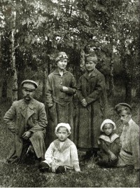 1918. В парке. Семья Куприковых и Арсеньевых