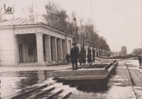 Конец 1950-х. У входа в парк со стороны ул. Первомайской