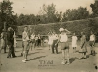 1930-40-е годы. Игра в пионербол в парке