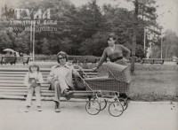 1970-е годы. Семья в парке