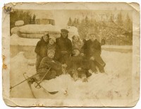 1937 год. В парке им. О.Ю. Шмидта (ныне Белоусовский). Фото из архива А.В. Роговой.