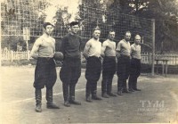 1953 год Команда волейболистов на спортивной аллее в парке культуры и отдыха. Фото Ивана Баранника.