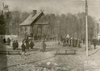 Зима 1969-70 годов. Новогодняя инсталляция на Центральном кругу в виде сказочной избушки.