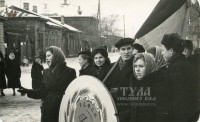 Студенты горного института на демонстрации на улице Советской. На заднем плане - ул. Трудовая (ныне Сойфера)