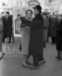 1964 год. Вальсирующие на демонстрации. Фото из архива А. Граненко