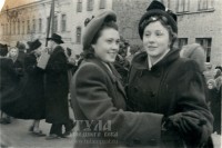 Около 1958 года. Танцы на ноябрьской демонстрации