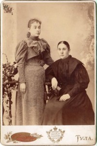Ок. 1895 г. Анна Ивановна Салищева (1878-1961) с матерью Елизаветой Андриановной Щекиной (...-1942).
