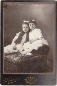Ок. 1908 г. Дочери Анны Ивановны Салищевой Ольга (1897-1988) и Антонина (1902-1987).