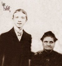Ок. 1915. Венедикт Иванович Фролов (1897-1954) с бабушкой