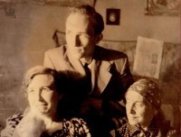 1946. Игорь Венедиктович с мамой Антониной Николаевной и бабушкой Анной Ивановной Салищевыми.