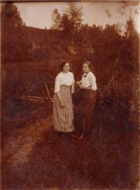 1910-1915. У Салищевых было 2 дачи, в Алексине и Ревякино. На снимке - Ольга Николаевна с сестрой на даче в Ревякино.