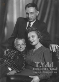 Дымкова (Дмитриевская) Клара Владимировна с мужем Дымковым Иваном Ивановичем и сыном Славой 1949 г.