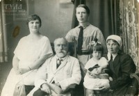 В.П. Грушецкий с женой Марией Ивановной, сыном Борисом и его женой Александрой, с внучкой Тамарой. Тула, 1923 г.