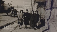 5 ноября 1953 года. Рита Ефимова, Нина Герцева, Инна Бархатинская, Ася Трифонова на ул. Оборонной
