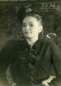 Мама в 1948 г. Она ветеран войны, была санитаркой в госпитале. А форму надела просто так - для баловства и фотографии