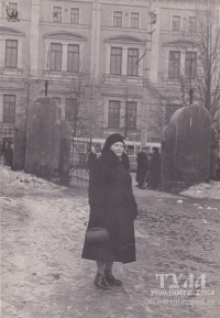 Бабушка Александра Алексеевна Грушецкая (ур. Дмитриева) в сквере Коммунаров