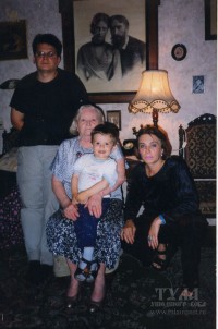 У мамы дома в Минске. Портрет прабабушки и прадедушки(рисунок карандашом),на стене (не видно) фото их детей, мама, я, мой сын и внук. Около 2005 года