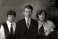 1930-е годы. Слева направо Анна Магнева, Михаил Сарычев, Нина Сарычева (Магнева)