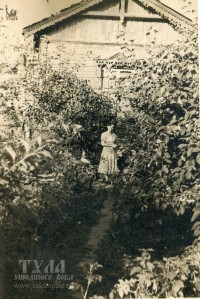 1950-е годы. Нина Тихоновна Сарычева в саду во дворе будки