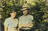 1950-е годы. Нина Тихоновна и Юрий Сарычевы у будки