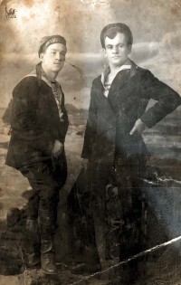 Павел Петрович Лопатин (слева) в годы службы в армии
