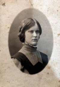 Елизавета Сергеевна Лопатина (1895-1973) в годы учебы в гимназии Жесмин