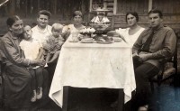 1924 год. Чаепитие на даче в Алексин-Боре. Елизавета и Павел Лопатины справа за столом