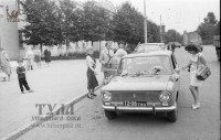 Свадьба. 1970-е годы, ул. Демонстрации около ДКЖ. Фото Николая Мельникова