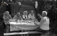1975 год Посиделки в частном секторе Чулкова. Фото из архива А.А. Камоликова.