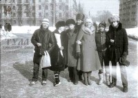 1982 год Группа молодых людей около входа в парк около памятника В.Вересаеву. Фото из архива А. Малинина.