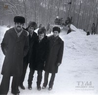 Март 1985 года. ЦПКиО (ныне Белоусовский парк). Суровые тульские мужчины на фоне их детей, катающихся с горки в детском городке