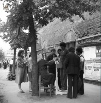 Бабушки с весами на ул. Каминского. Вид от рынка