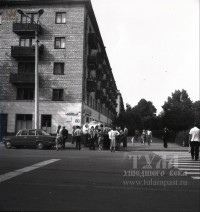 1980-81 год Туляки пьют квас из бочки на ул. Агеева