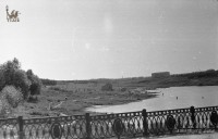 Вид с Серебровской плотины на нижний парковый пруд. Вдали - здание больницы на ул. Мира