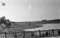 Вид с Серебровской плотины на нижний парковый пруд. Вдали - здание больницы на ул. Мира