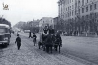 Цирковой фургон на ул. Коммунаров. Ок 1962 г. Фото Альберта Зорина