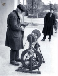 Точильщик на пл. Челюскинцев. 1960-е. Фото Альберта Зорина.